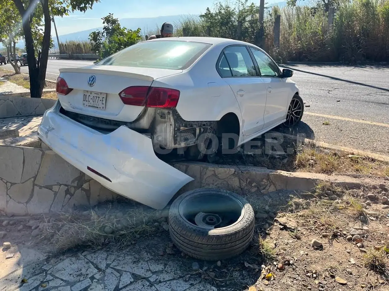 Jetta se atora en andén central del libramiento