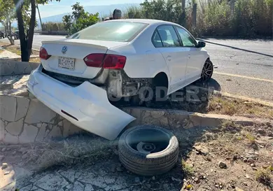 Jetta se atora en andén central del libramiento Jetta se atora en andén central del libramiento