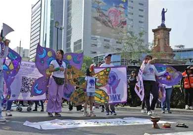 Participan mil personas en marcha del 25N Participan mil personas en marcha del 25N
