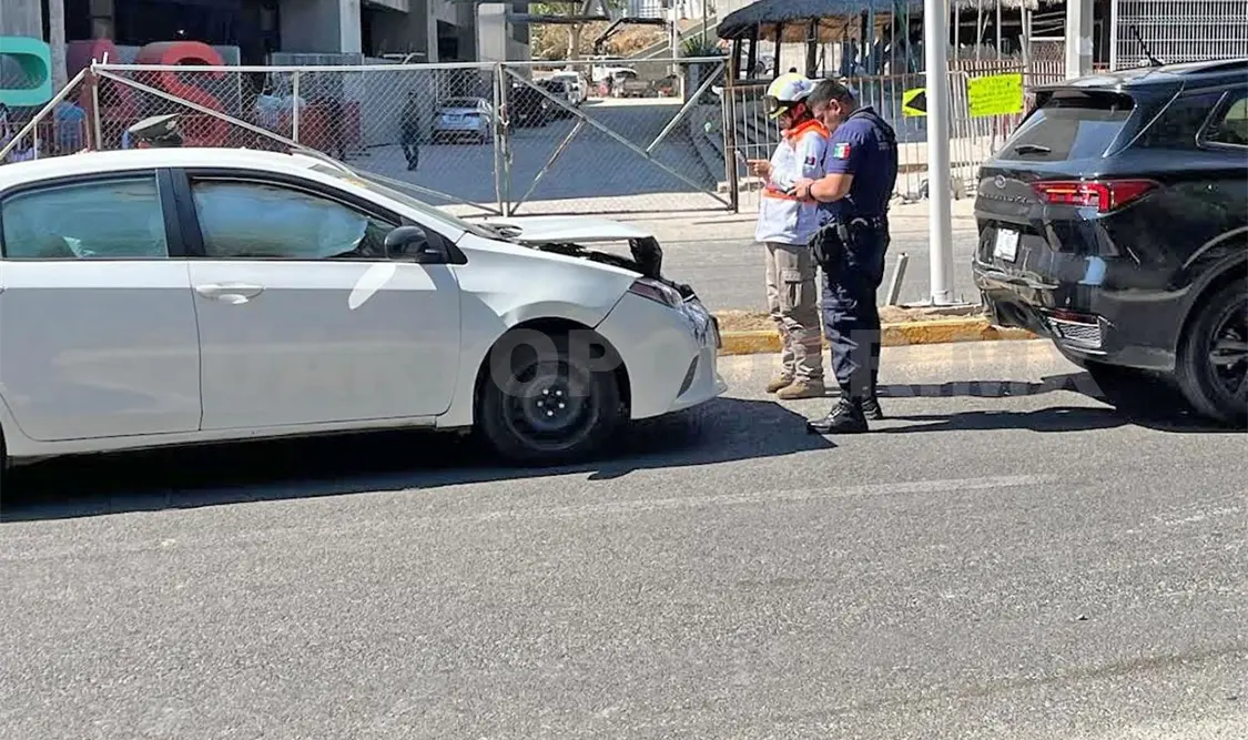 Las unidades presentaron daños en carrocería y se atendió a un civil. Ulises Villalobos / CP