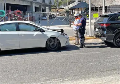 Colisionan particulares por alcance en bulevar Colisionan particulares por alcance en bulevar