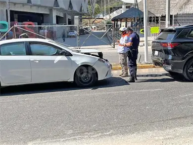 Colisionan particulares por alcance en bulevar