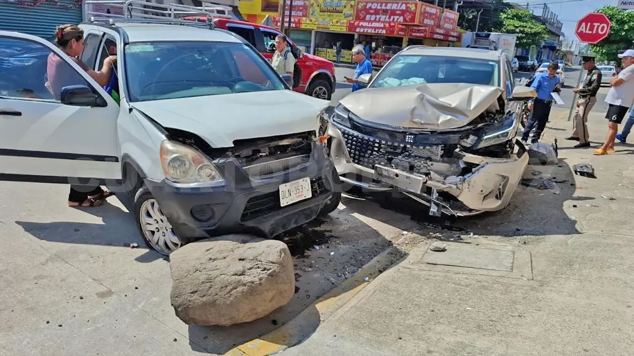 Colisionan camionetas en cruce de calles