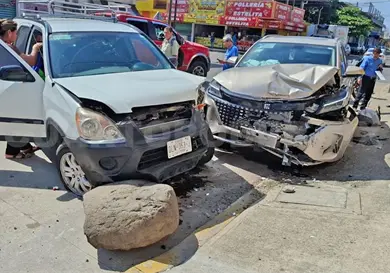 Colisionan camionetas en cruce de calles Colisionan camionetas en cruce de calles
