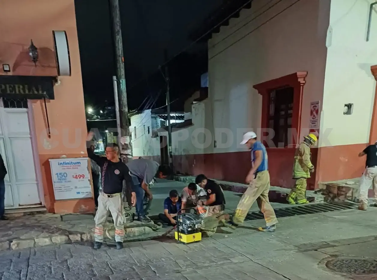 Hombre resbala y queda atrapado en alcantarilla