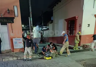 Hombre resbala y queda atrapado en alcantarilla