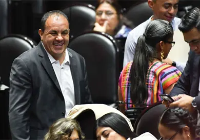 Blanco "lanza" beso a diputada por críticas Blanco "lanza" beso a diputada por críticas