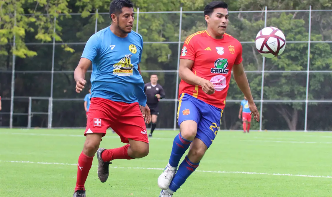 Electrizante duelo entre dos escuadras que pelearon por la pelota a máxima intensidad. Diego Pérez/CP