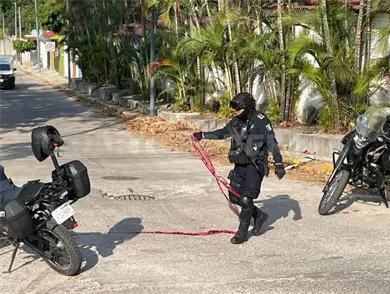 Hallan cadáver embolsado en camino de terracería