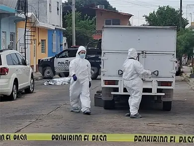 Se precipita sexagenario de un segundo piso