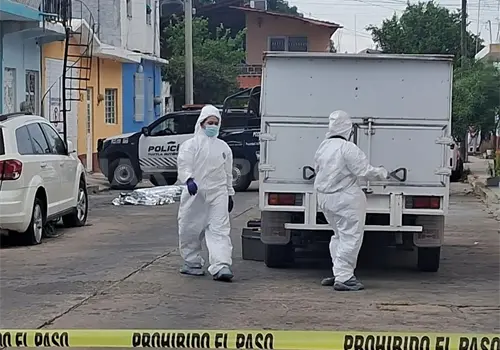 Se precipita sexagenario de un segundo piso