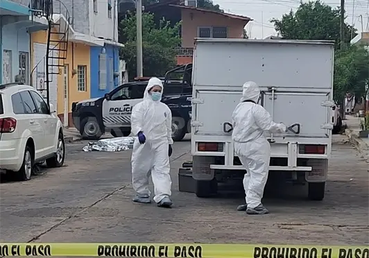 Se precipita sexagenario de un segundo piso