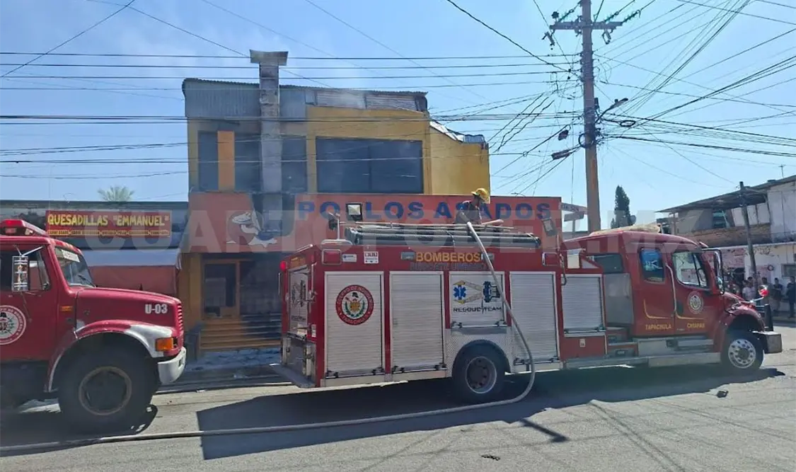 Los bomberos acudieron para controlar la situación en el negocio. Víctor Sánchez / CP
