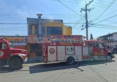 Se incendia pollería y moviliza a bomberos