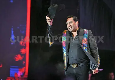 Miles disfrutan canciones de Julión Álvarez