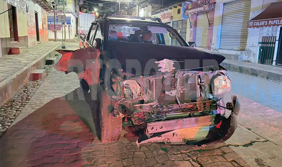 Camión causa daños; no pudo subir en pendiente