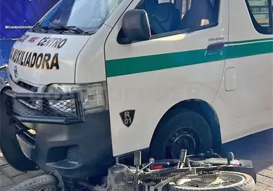 Muere tras derrapar y quedar bajo una combi