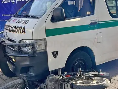 Muere tras derrapar y quedar bajo una combi