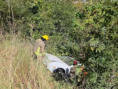 Vehículo abandona la vía; dos lesionados