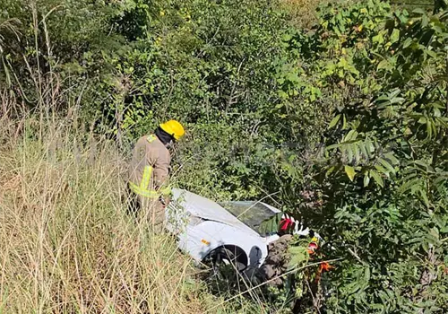 Vehículo abandona la vía; dos lesionados Vehículo abandona la vía; dos lesionados