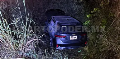 Pierde el control y sale del camino en libramiento Sur Pierde el control y sale del camino en libramiento Sur