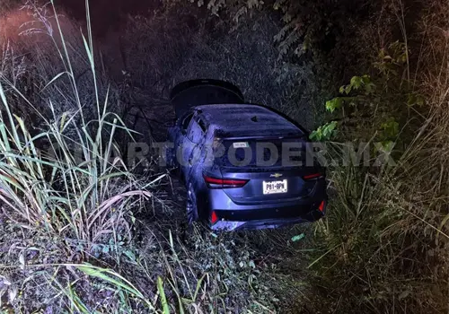 Pierde el control y sale del camino en libramiento Sur