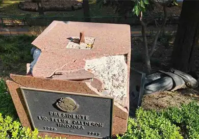 "Olvidan" levantar estatua de Felipe Calderón en Los Pinos