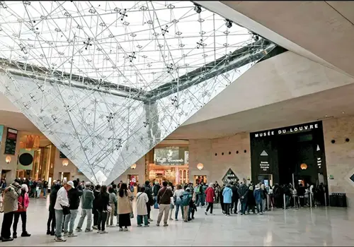 Subirán costos del Museo del Louvre