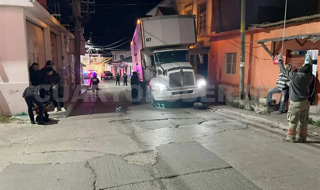 El Kenworth al tratar de subir la prolongada pendiente no le respondió el motor y se fue de reversa. Juan Orel / CP