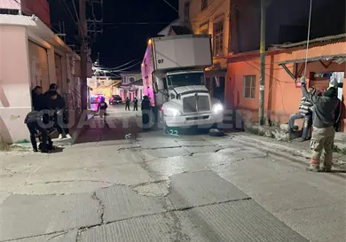 Camión causa daños; no pudo subir en pendiente