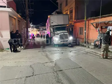 Camión causa daños; no pudo subir en pendiente