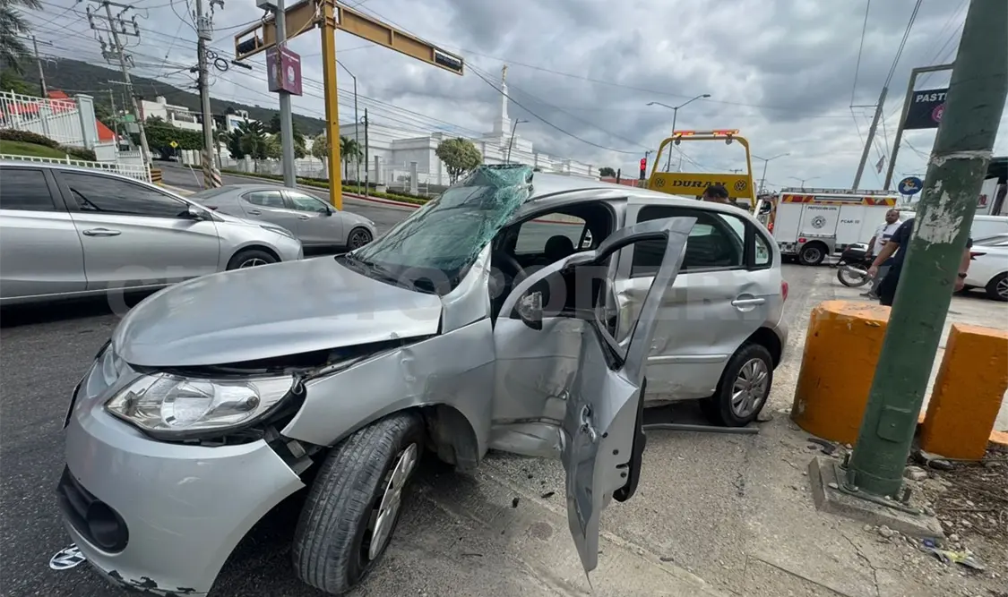 El automovilista se estrelló en el muro de contención y quedó prensado. Ulises Villalobos / CP