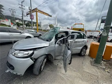 Acaba prensado al colisionar en un muro de contención