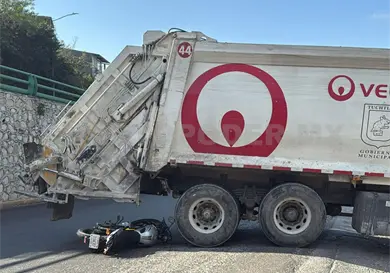 Se estampa motociclista contra camión recolector