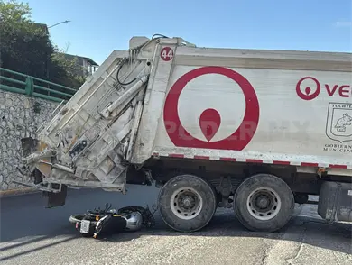 Se estampa motociclista contra camión recolector
