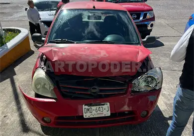 Se estrellan dos autos en carretera federal
