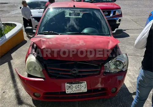 Se estrellan dos autos en carretera federal