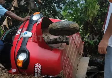 Quedan dos heridos tras volcadura de Pochimóvil