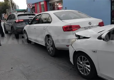 Se registra aparatosa carambola en par vial