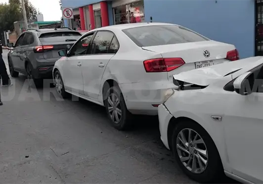 Se registra aparatosa carambola en par vial