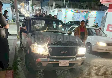 Ebrio colisiona contra vehículo estacionado
