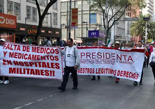 Militares en retiro marchan al Zócalo Militares en retiro marchan al Zócalo