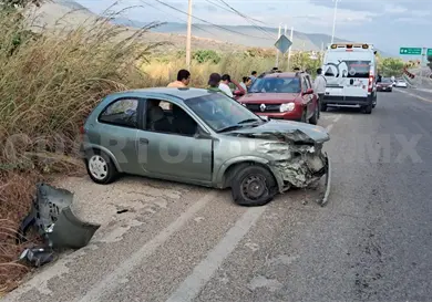 Impacto carretero: un vehículo sedán acaba recostado