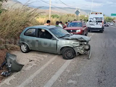 Impacto carretero: un vehículo sedán acaba recostado Impacto carretero: un vehículo sedán acaba recostado