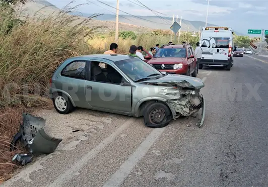 Impacto carretero: un vehículo sedán acaba recostado
