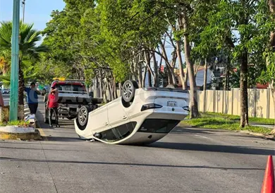 Vuelca automóvil y solo hubo daños materiales