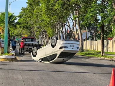 Vuelca automóvil y solo hubo daños materiales Vuelca automóvil y solo hubo daños materiales