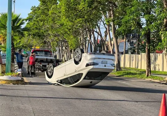 Vuelca automóvil y solo hubo daños materiales