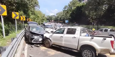 Se estrellaron de frente en curva; tres contusionados