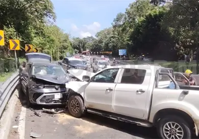 Se estrellaron de frente en curva; tres contusionados Se estrellaron de frente en curva; tres contusionados